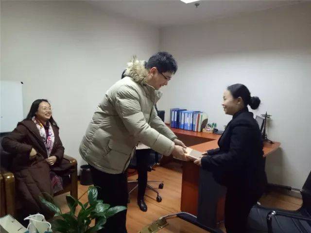 企业礼品定制：让企业形象更有温度的品牌表达方式