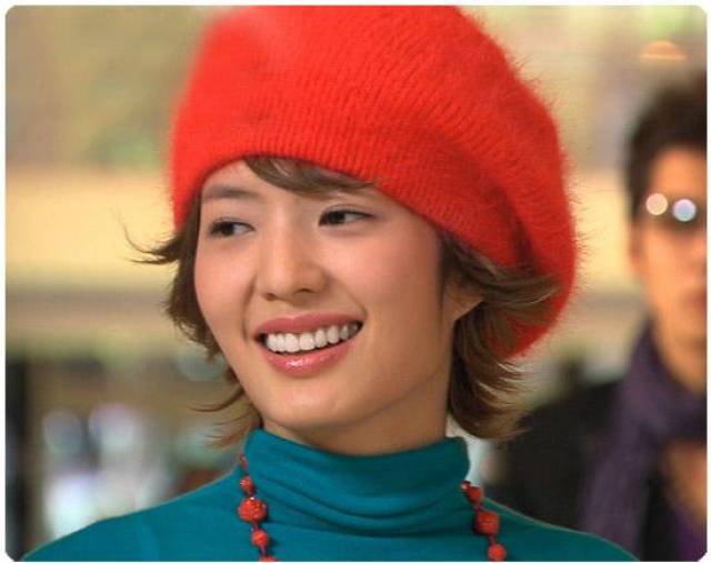 女二号的扮演者叫徐智英,戏外的身份和戏内一样,是个歌手.