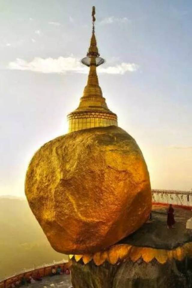 世界之大无奇不有,缅甸这块大石头被众人供奉