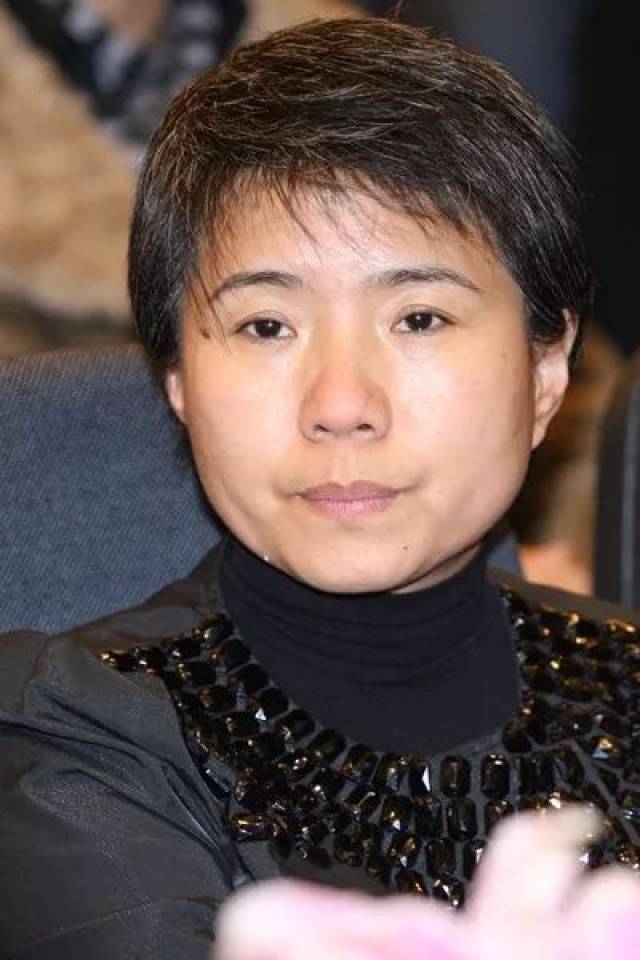 专访原成龙经纪人袁农:从"穿普拉达的恶魔"到"佛系阿姨"