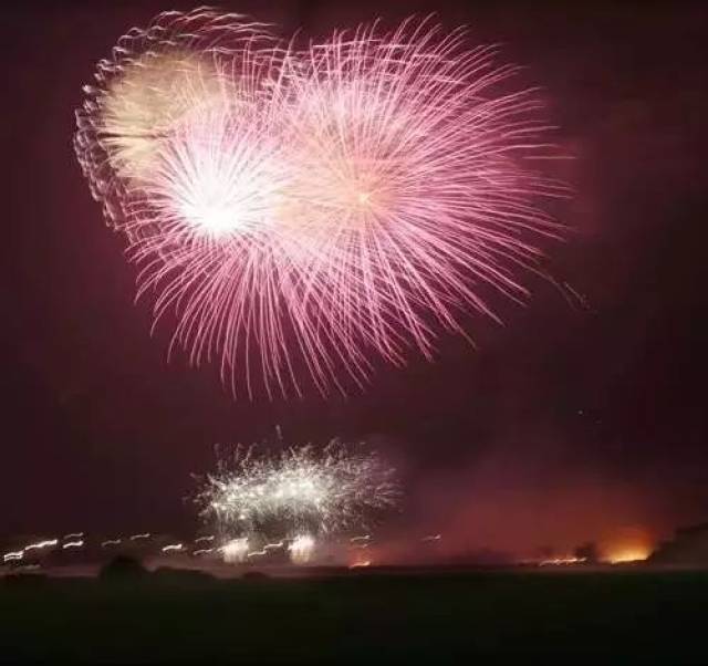 厦门环岛路黄厝沙滩,共燃放52000多发礼花,其中以中高空礼花弹为主