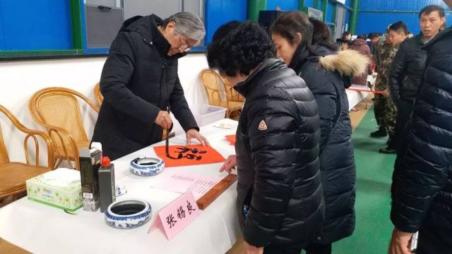 活動中,知名書法家張錫良,胡紫桂,吳萍和劉小平攜十餘位警營書法家們