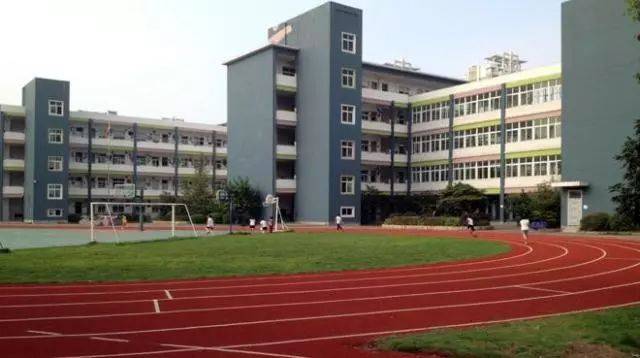 今年1月12日, 镇明中心小学(云石校区)首次发布招生预警称,校区现有