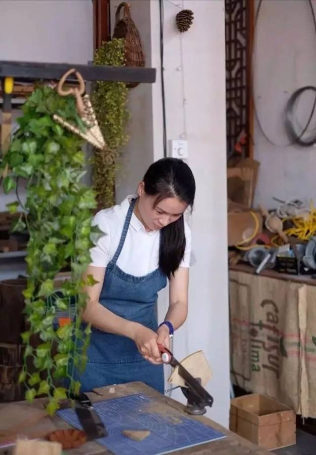 按林爸爸的话说, "她好像诗词中的颜如玉,清丽脱俗" .