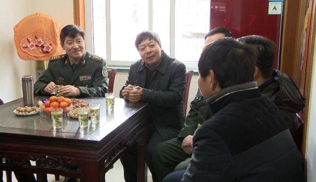 省军区政治工作局主任周嘉爱向少将家属送上新春祝