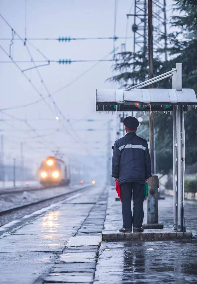 他们孤独的坚守 与我们回家的路,背道而驰