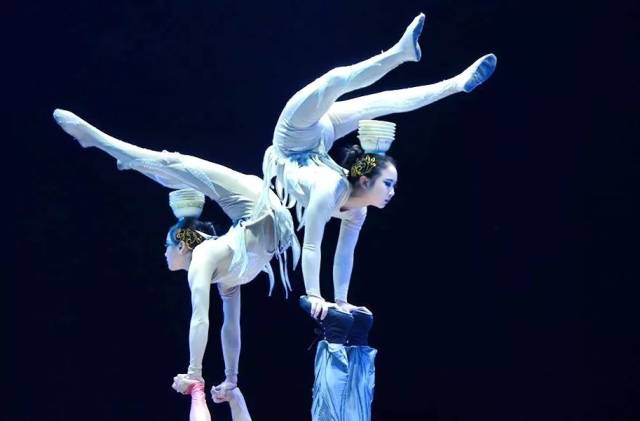 实力见证 朝阳杂技所获奖项 "转碟"获西南地区杂技比赛银奖 "双人技巧