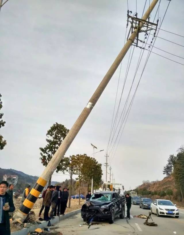 黄冈惨烈车祸:皮卡撞断电线杆,为避让