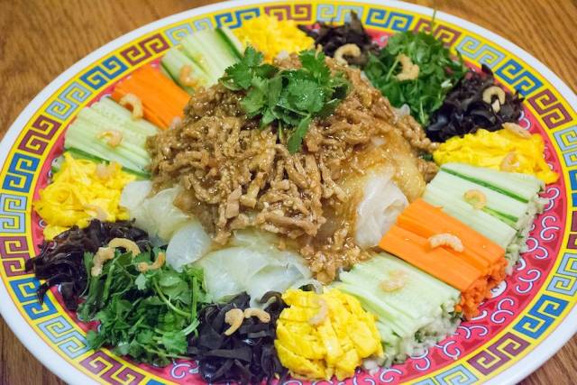 凉菜先端上一份大拉皮, 分量十足,凸显了东北菜的豪气,非常适合聚会.