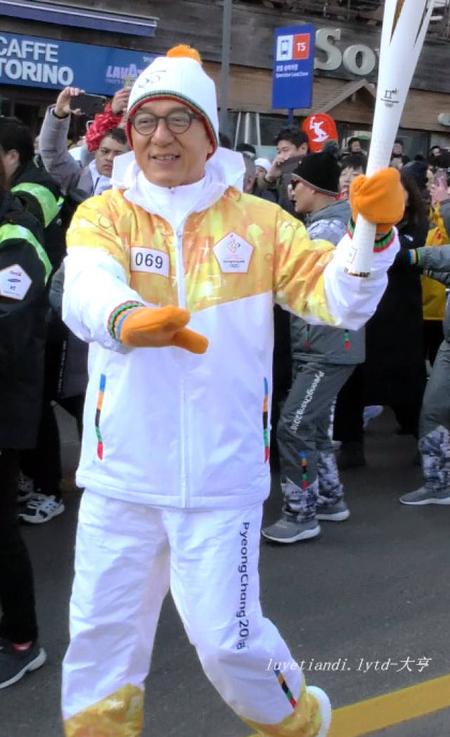 成龙平昌冬奥会倾情传递奥运火炬(图锦三)_手机搜狐网