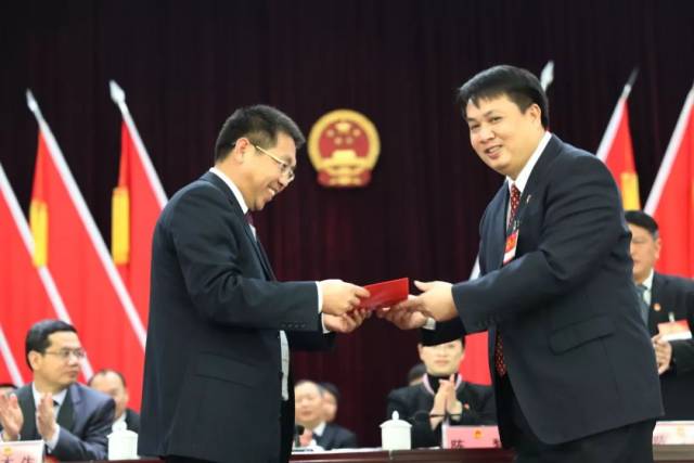 县委书记赖晓军为新任县监察委员会主任王喜龙颁发当选证