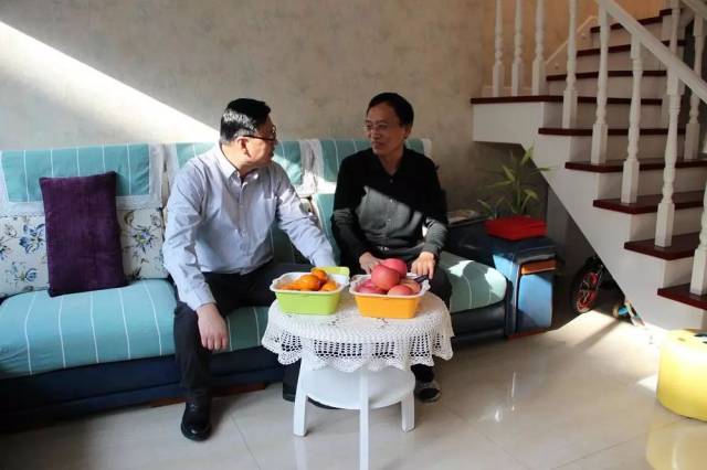 王子忠校长与原副校长张立今同志亲切交谈 倾听老书记温桂春同志对