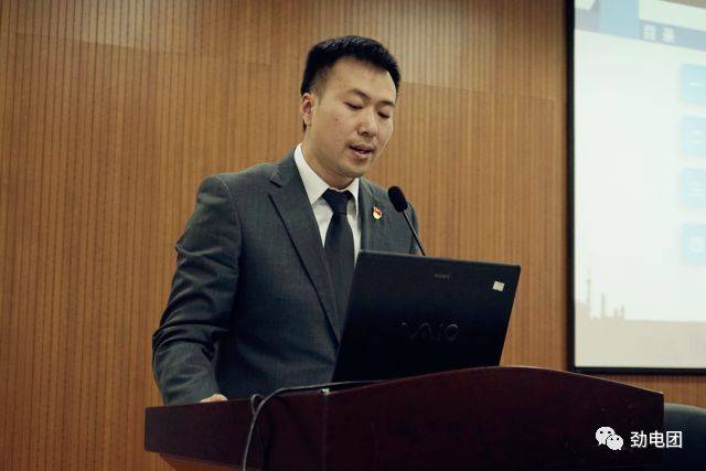 会上,党委书记达世鹏,总经理郭德龙分别与各部门党政签订《2018年度