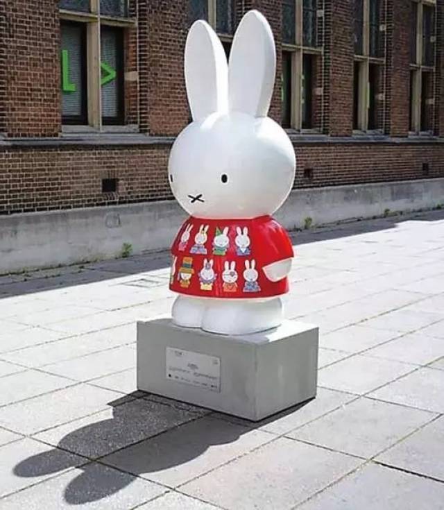 米菲兔受到全世界孩子的喜爱,迪克·布鲁纳也因此被荷兰皇室授予爵士