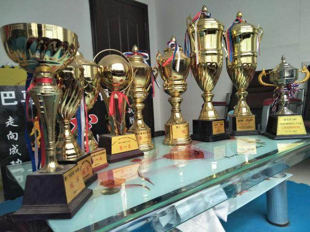 广西黄山夺得"昆仑决 城市英雄"国际拳王挑战赛金腰带