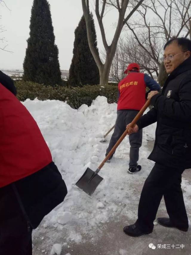 刘主任边指挥,边干活.