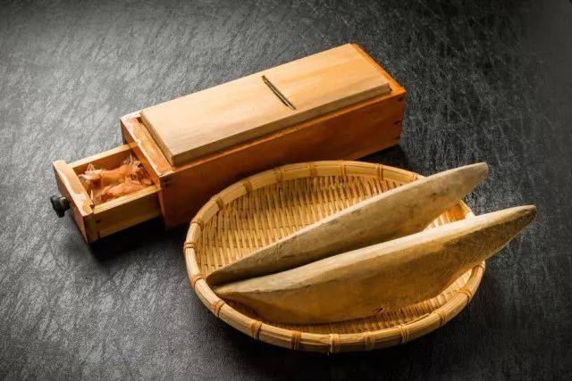 除了坚如削铁的鲣节干 削好的木鱼花,鲣节粉 连配好的酱汁都能买到