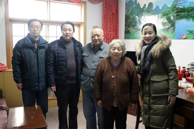 鹤壁高中学校领导春节前走访慰问退休老教师
