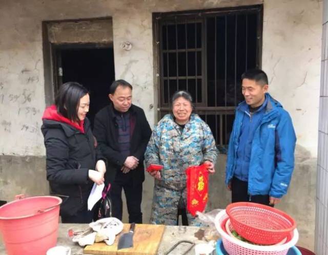 2月9日下午,长龙商会会长韦再奇,副会长曹新忠,方建雄等积极捐资,对