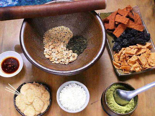 在益阳安化县和桃江县喝擂茶早已成为习俗,几乎家家户户备有陶制擂钵