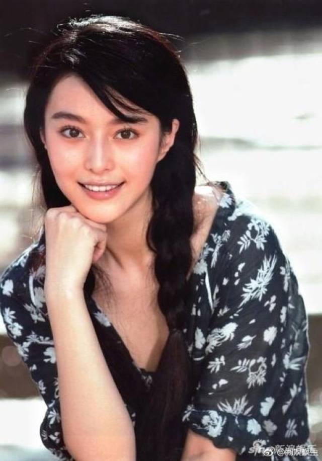 范冰冰青涩旧照五官精致 除了轻微的婴儿肥范冰冰才真正从小美到大