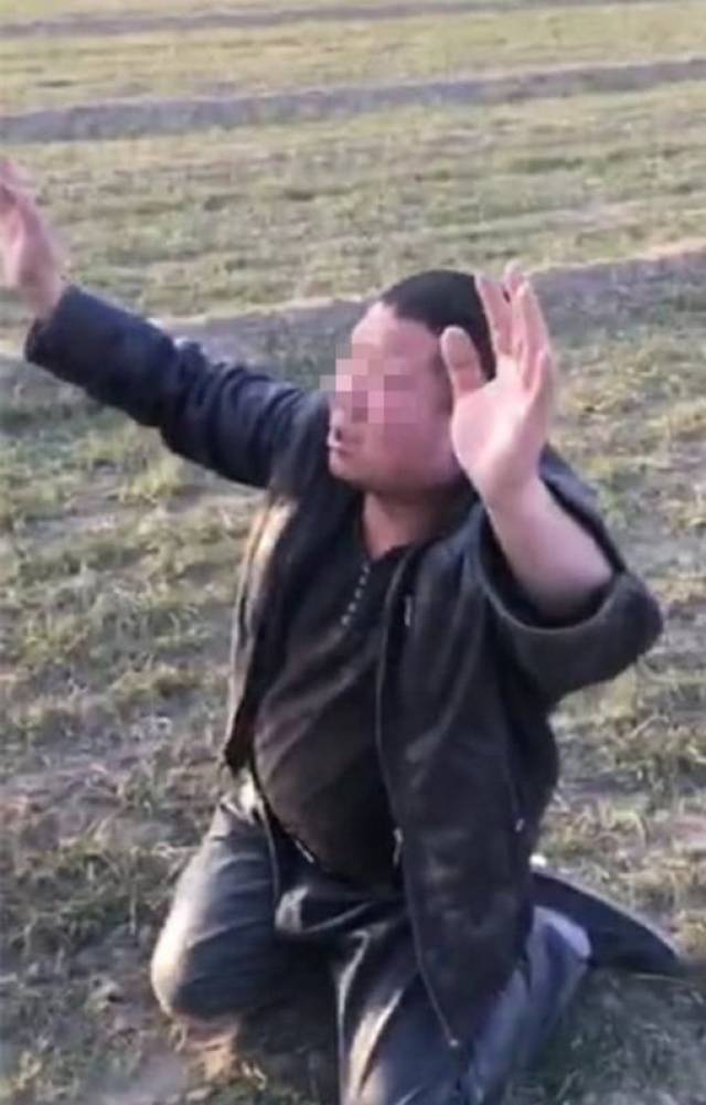 保定一男子跪地求饶仍遭多人掌掴殴打!知道真相后网友大呼:活该!