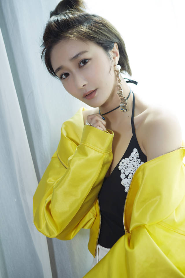 陈冰明朗写真曝光俏皮气息隔屏而出