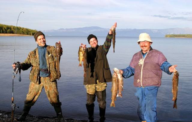 贝加尔湖有约50种鱼类.重要的鱼类有:杜文鱼,大马哈鱼,茴鱼和白鱼.