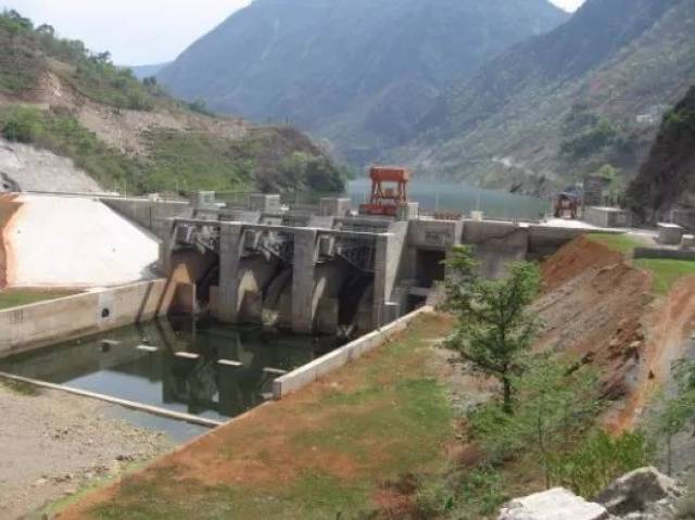 鲁基厂水电站大坝英姿