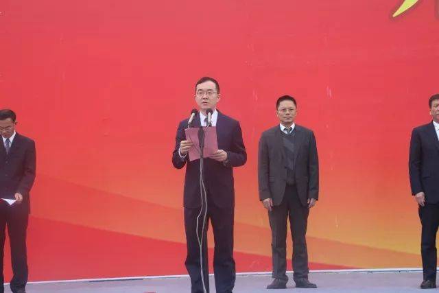 市委副书记陈刚敏主持余温公路临海段暨杭绍台高铁临海段工程仪式.