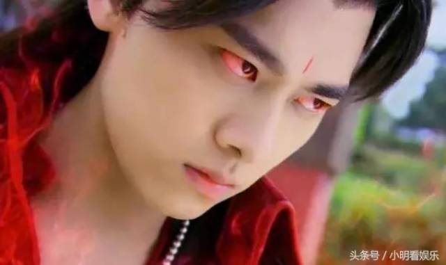 李易峰在《古剑奇谭》中所扮演的百里屠苏,由于身怀凶剑焚寂的煞气