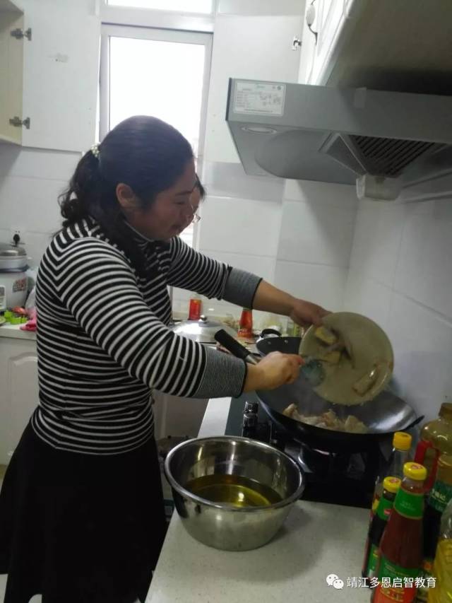 多恩的老师们也是深藏不漏,此刻化身大厨师的他们在厨房里忙碌着