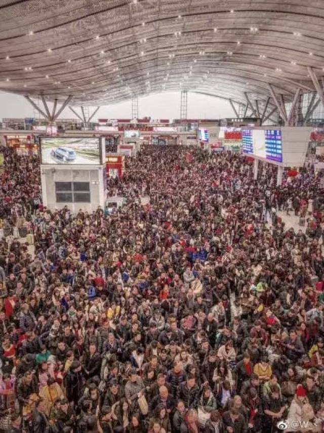 昨天20万人挤爆深圳北站!有人因排队太久错过火车,接下来才是真高峰!