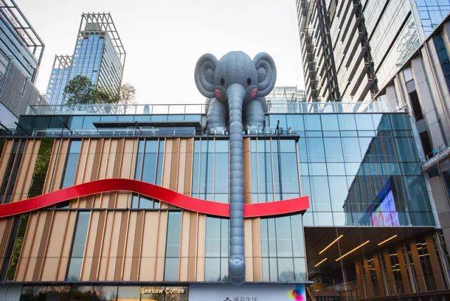 有只大象趴在楼顶的万象天地.