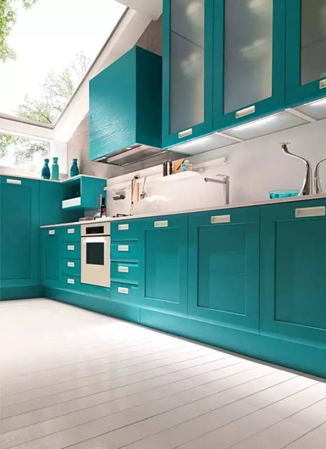 想摆脱单调平庸的厨房配色吗?22款彩色橱柜设计送上!