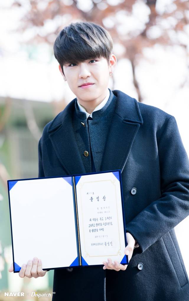 wanna one朴佑镇出席高中毕业典礼 身着校服手捧鲜花如阳光校草【组图