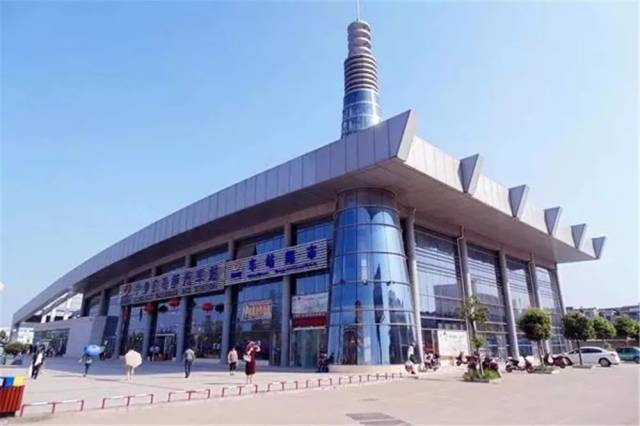 北连二环路,直达宁乡市行政中心; 东距汽车南站500米,尽享便捷出行