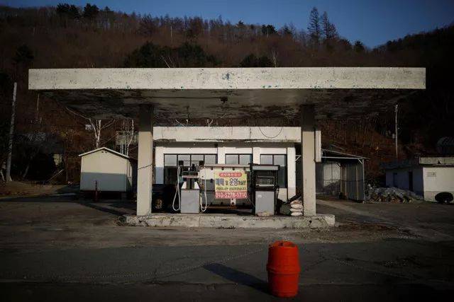 由于无人问津, 滑雪场附近的加油站也被迫关门了.