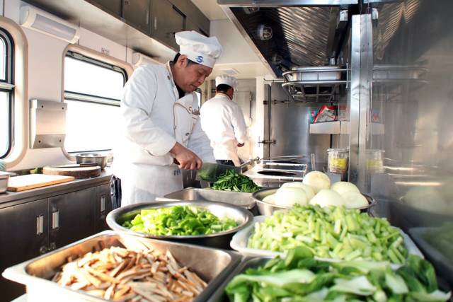 列车餐车窗口见证的生活变迁