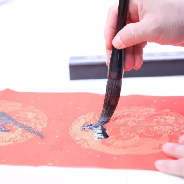 真是火爆 古有江南四大才子 三院今有五大才子 为大家现场挥毫笔墨