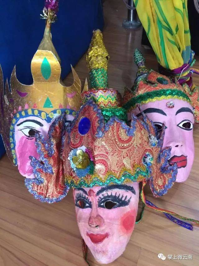 这个面具是傣族民间舞中,最负盛名的传统表演性舞蹈用具,这个舞蹈流布