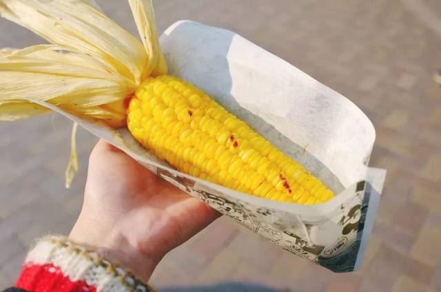 在等待从「明日世界」出发的花车巡演之前,看到售卖黄油烤玉米的小