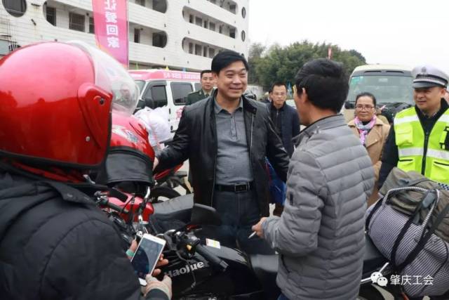 封开县委书记黄学武检查暖流行动服务点看望慰问摩托大军和志愿者