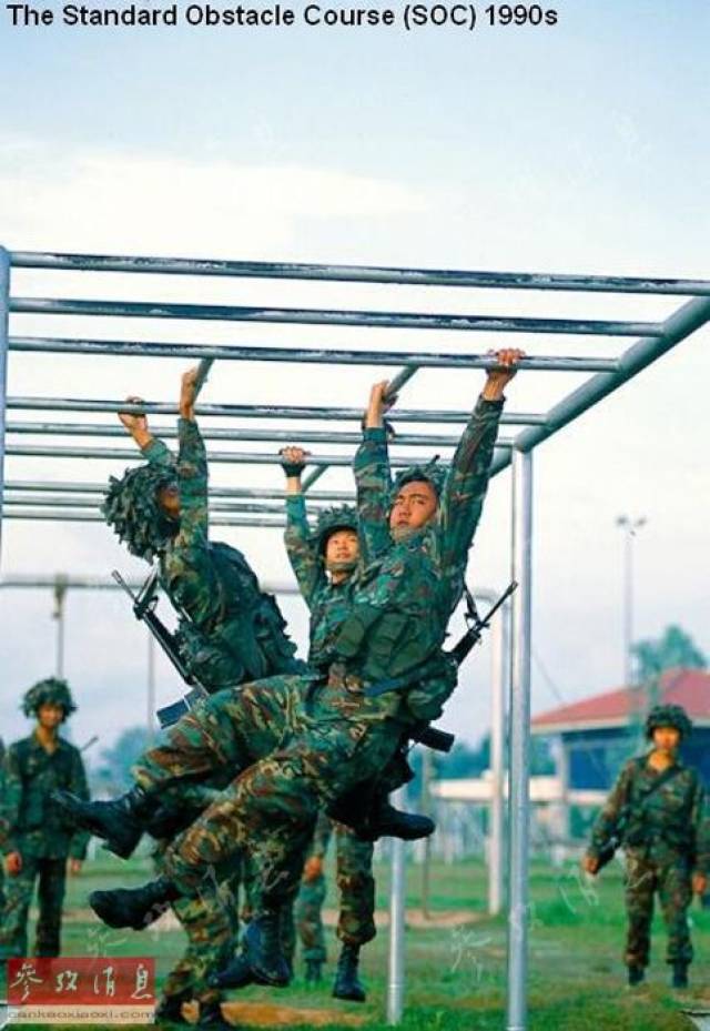 图为上世纪90年代,新加坡陆军新兵进行"标准越障训练".