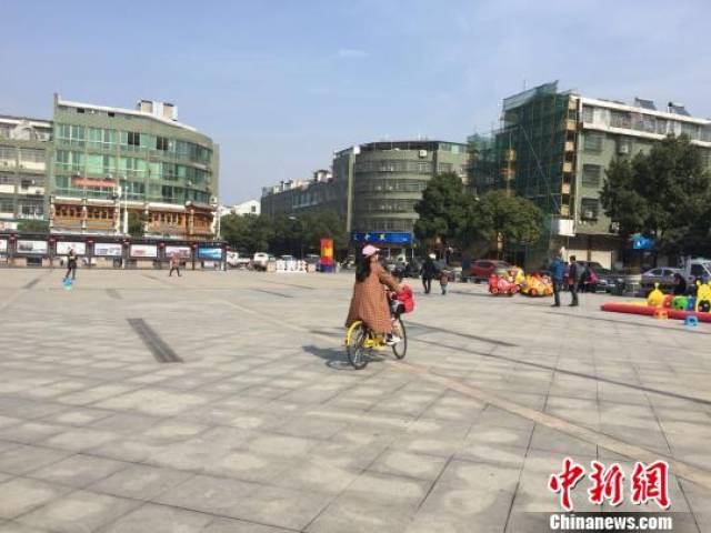 青岩刘村空旷的广场 李林蔚 摄