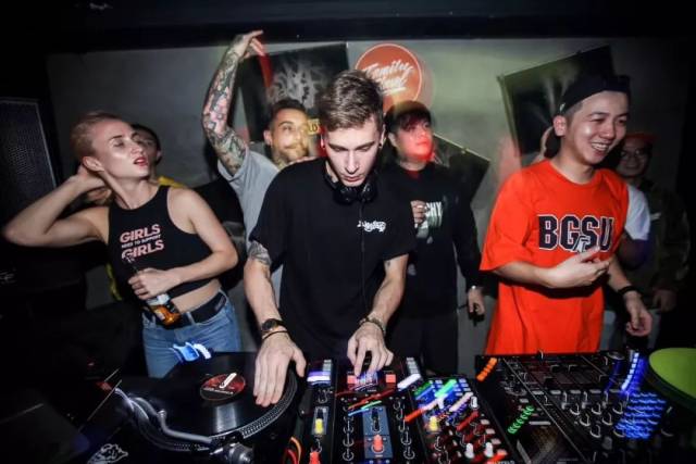 发源于佛山的街头潮流品牌带你品尝最纯正的地下hiphop派对