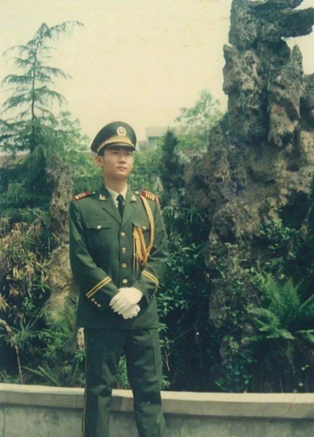 班长王伟斌,曾经在四川省武警总队国旗护卫队服役,英武的军姿,挺拔