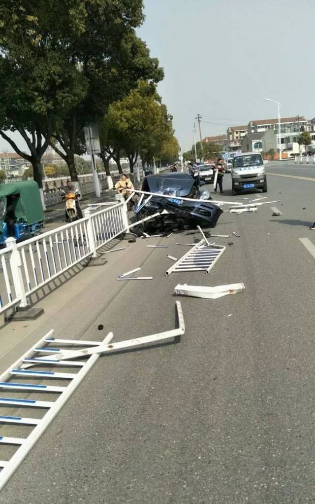"  网友爆料: 昨日下午1时许,镇江丹阳万善路发生一起车祸,一私家车撞