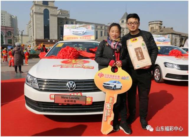 现场抽奖活动中,不少市民抽得了幸运大奖!