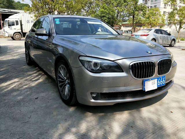 这款宝马750售价22万,顶配夜视三镜头,车主:外观漂亮科技感强